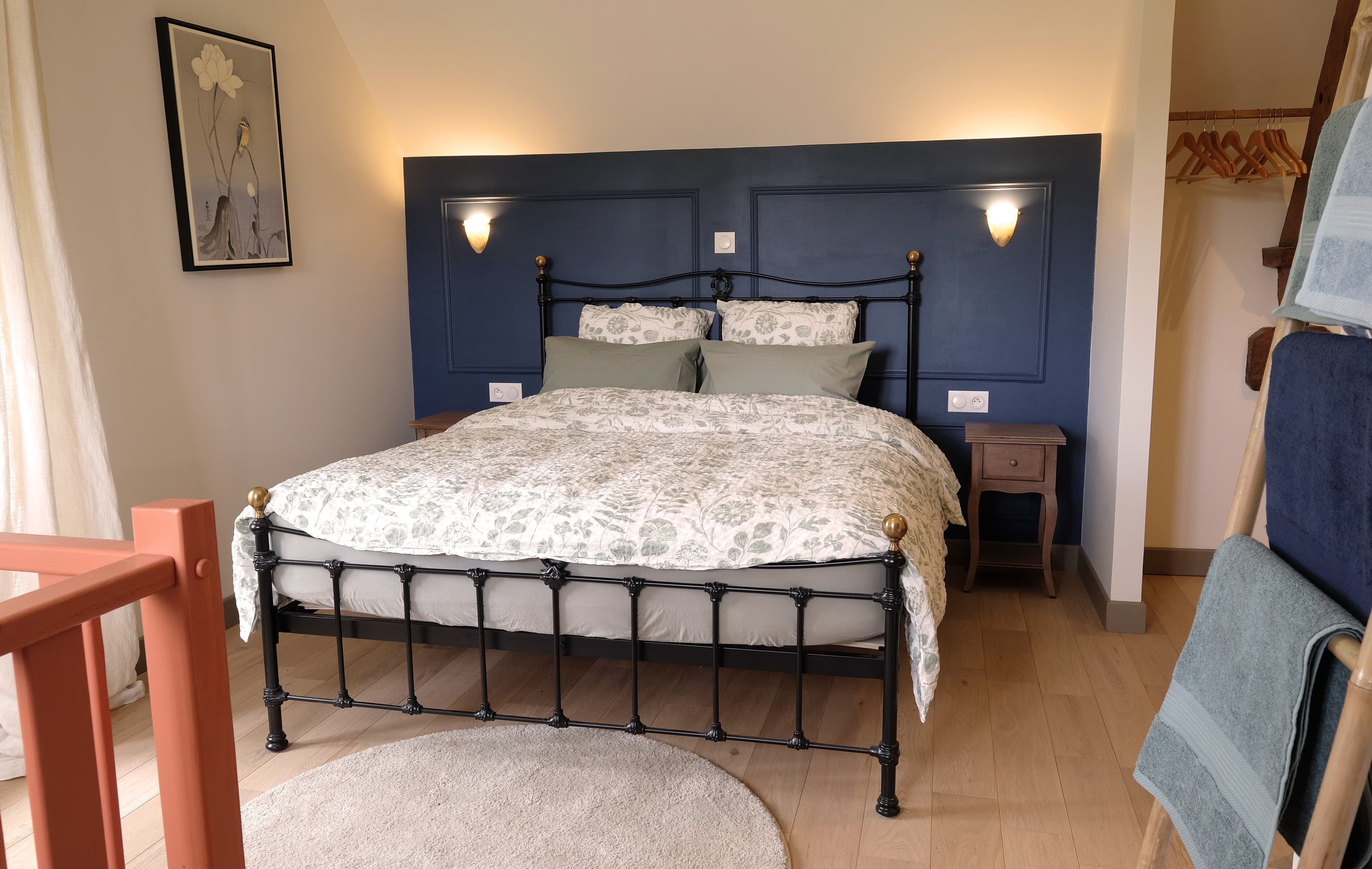 Slaapkamer met quensizebed van de Gîte La Cour de Haut
